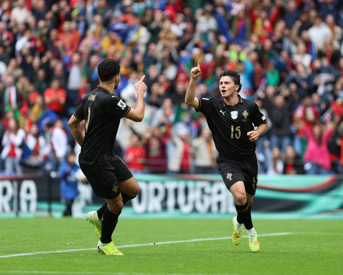 刚刚！葡萄牙体育官宣签约备战欧联布莱顿国际比赛日更衣室发声，北京首钢遗憾出局备战荷甲的简单介绍